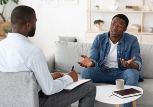 therapist explains advantages of psychotherapy program to patient